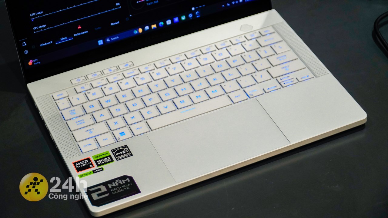 Hệ thống bàn phím tối giản cùng trackpad lớn.