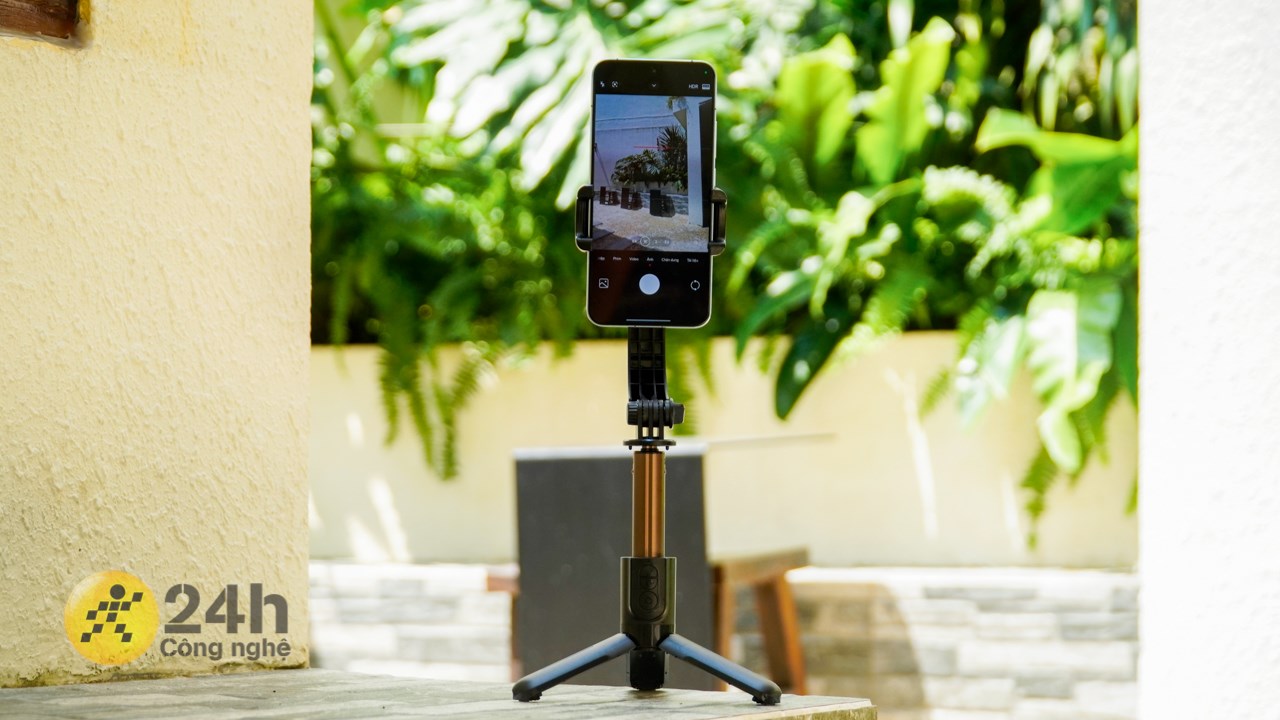 Bộ quà tặng còn đi kèm với Gimbal để gia tăng trải nghiệm sử dụng của người dùng. Bộ quà tặng còn đi kèm với Gimbal để gia tăng trải nghiệm sử dụng của người dùng.