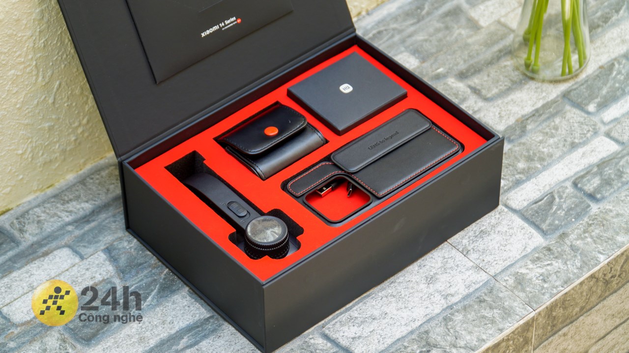 Bên trong hộp quà đặt trước Xiaomi 14 có rất nhiều phụ kiện cần thiết. Bên trong hộp quà đặt trước Xiaomi 14 có rất nhiều phụ kiện cần thiết.