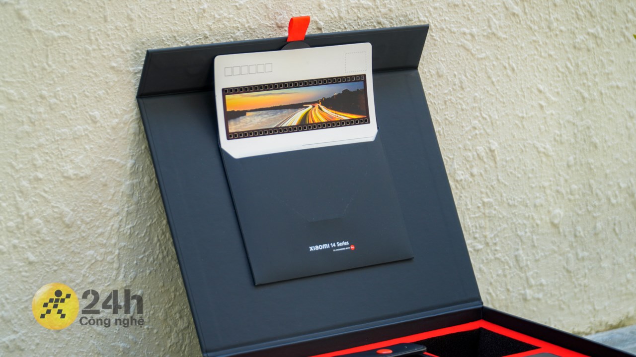 Bên trong hộp còn có tấm postcard để mọi người sưu tầm. Bên trong hộp còn có tấm postcard để mọi người sưu tầm.