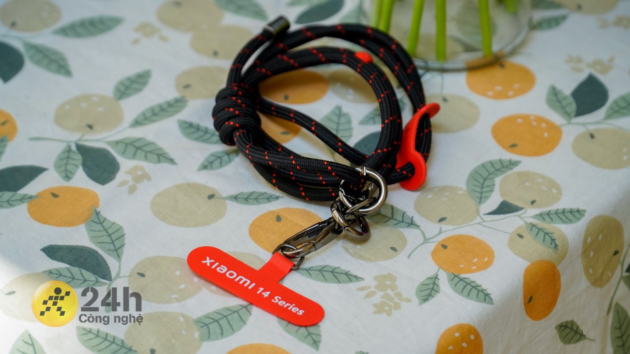 Dây đeo thẻ tặng kèm bên trong được hoàn thiện chắc chắn. Dây đeo thẻ tặng kèm bên trong được hoàn thiện chắc chắn.