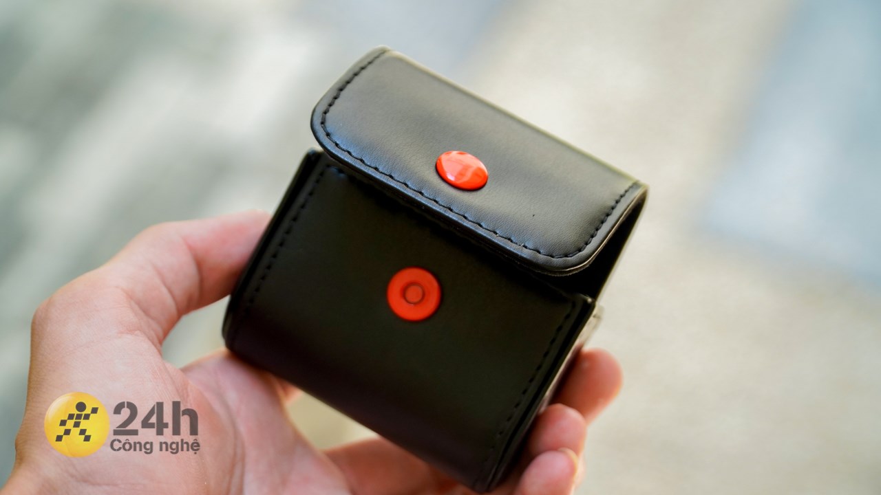 Túi đựng tai nghe bên trong bộ quà tặng được thiết kế rất chỉn chu và đẹp mắt. Túi đựng tai nghe bên trong bộ quà tặng được thiết kế rất chỉn chu và đẹp mắt.