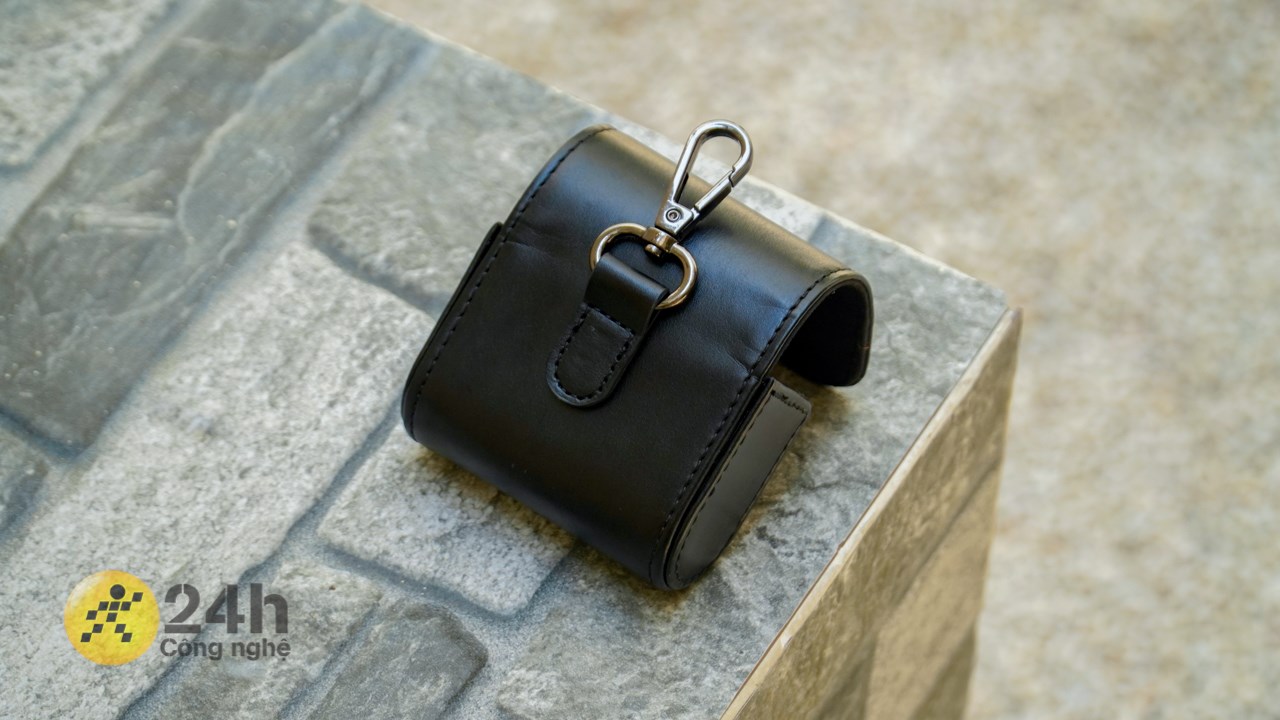 Mặt lưng còn có móc khóa để bạn thoải mái treo sản phẩm ở bất cứ đâu. Mặt lưng còn có móc khóa để bạn thoải mái treo sản phẩm ở bất cứ đâu.