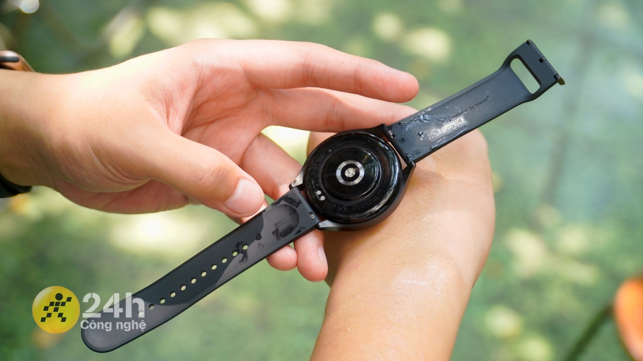Tuy nhiên, phần dây TPU của Xiaomi Watch 2 khiến mình có cảm giác bí bách và đổ mồ hôi tay nhiều trong quá trình đeo. Tuy nhiên, phần dây TPU của Xiaomi Watch 2 khiến mình có cảm giác bí bách và đổ mồ hôi tay nhiều trong quá trình đeo.