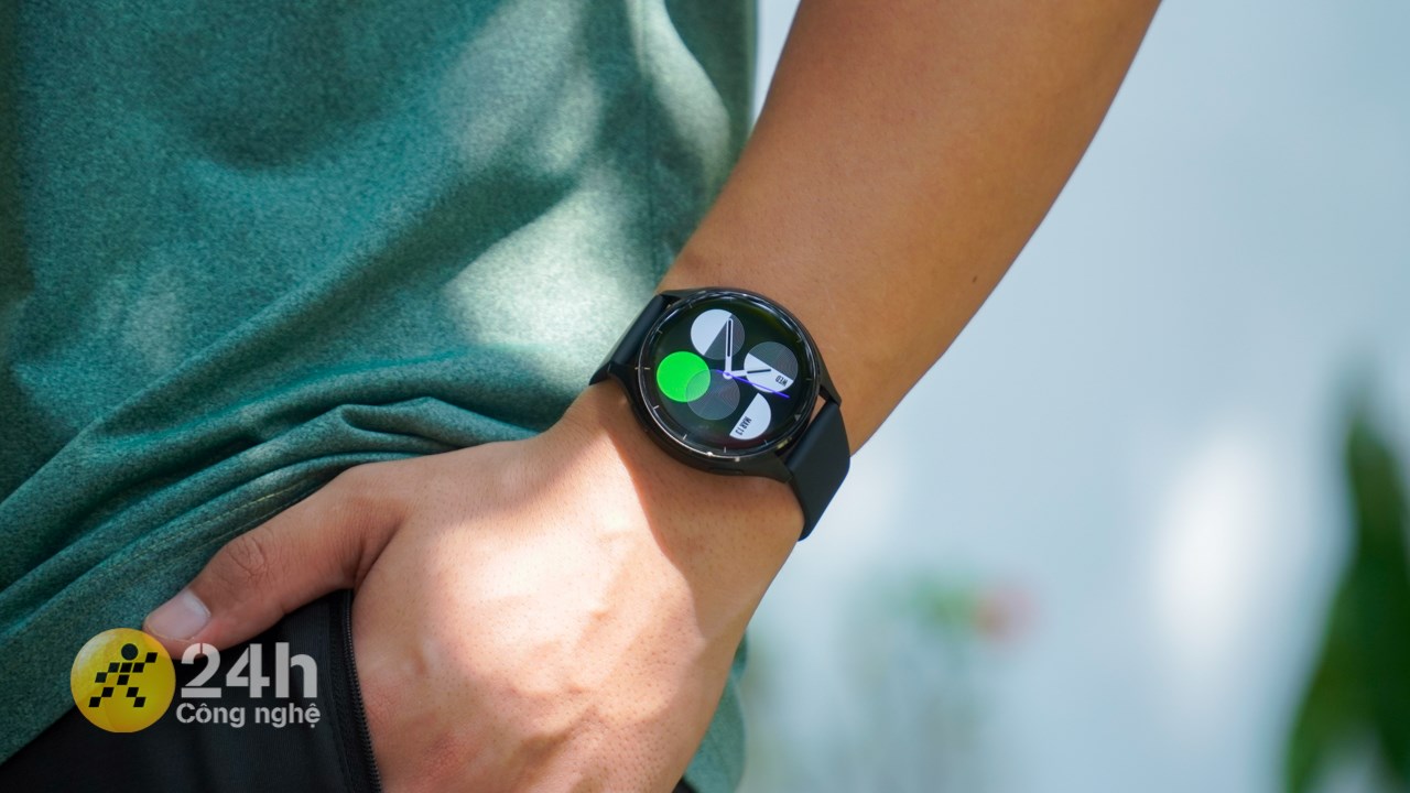 Khi mình chuyển các giao diện mặt đồng hồ chỉ có kim giờ và kim phút, mình vẫn có thể xem giờ dễ dàng nhờ vào phần viền bezel của Xiaomi Watch 2. Khi mình chuyển các giao diện mặt đồng hồ chỉ có kim giờ và kim phút, mình vẫn có thể xem giờ dễ dàng nhờ vào phần viền bezel của Xiaomi Watch 2.