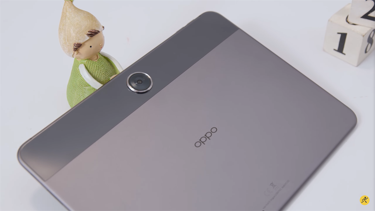 Mặt lưng OPPO Pad Neo nổi bật với 2 màu. Mặt lưng OPPO Pad Neo nổi bật với 2 màu.