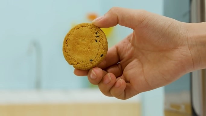 Mặt dưới của bánh nướng bằng lò Lock&Lock EJF291BLK ít vàng hơn mặt trên