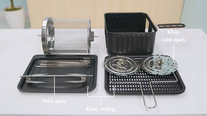 Bộ phụ kiện đa dạng gồm khay nướng, xiên quay, rổ chiên của lò nướng Lock&Lock EJF291BLK