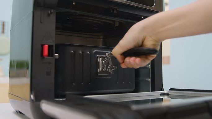 Tay cầm của rổ chiên lò nướng Lock&Lock EJF291BLK có thể tháo rời linh hoạt