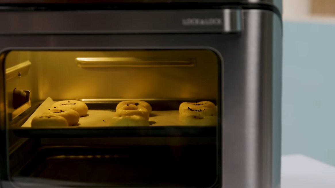 Lò nướng Lock&Lock EJF291BLK có cửa kính trong suốt giúp quan sát thực phẩm dễ dàng