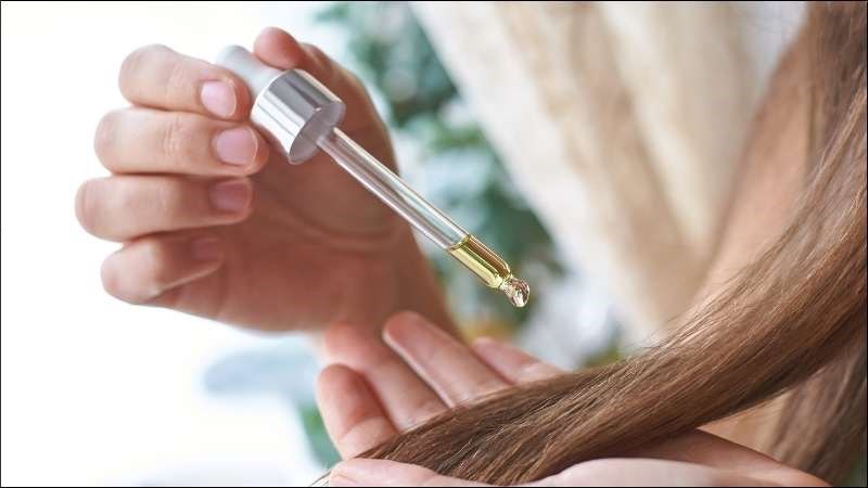 Bạn có thể massage vitamin E đã được pha loãng trực tiếp lên da đầu Bạn có thể massage vitamin E đã được pha loãng trực tiếp lên da đầu