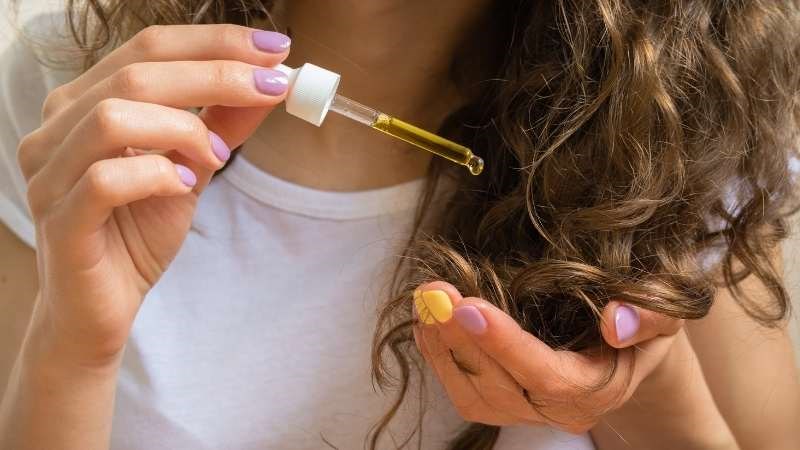 Nên pha loãng vitamin E trước khi dùng lên da, da đầu hoặc tóc để tránh kích ứng Nên pha loãng vitamin E trước khi dùng lên da, da đầu hoặc tóc để tránh kích ứng