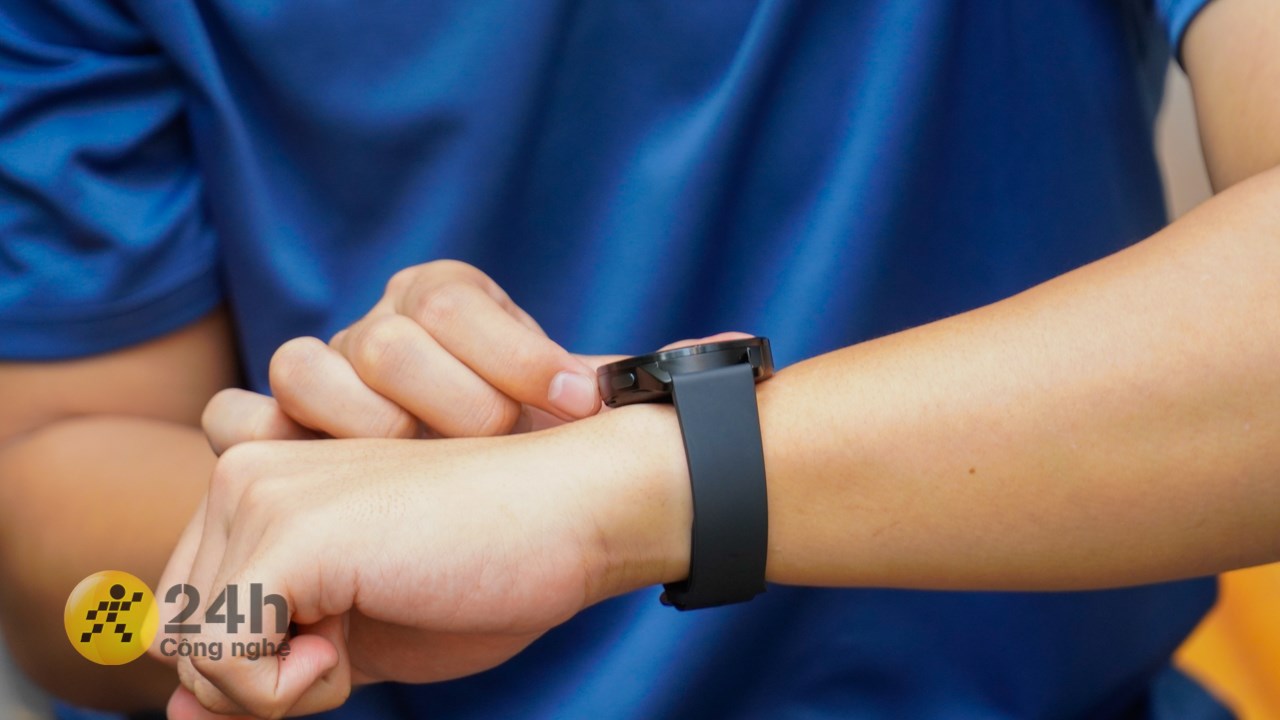 Phần loa của máy được làm hơi sắc nên gây cảm giác khó chịu nhẹ ở cổ tay khi dùng.