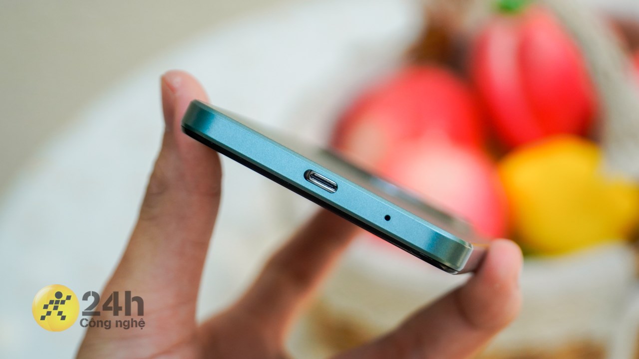 Cạnh đáy Redmi A3 chứa mic và cổng sạc USB-C. Cạnh đáy Redmi A3 chứa mic và cổng sạc USB-C.