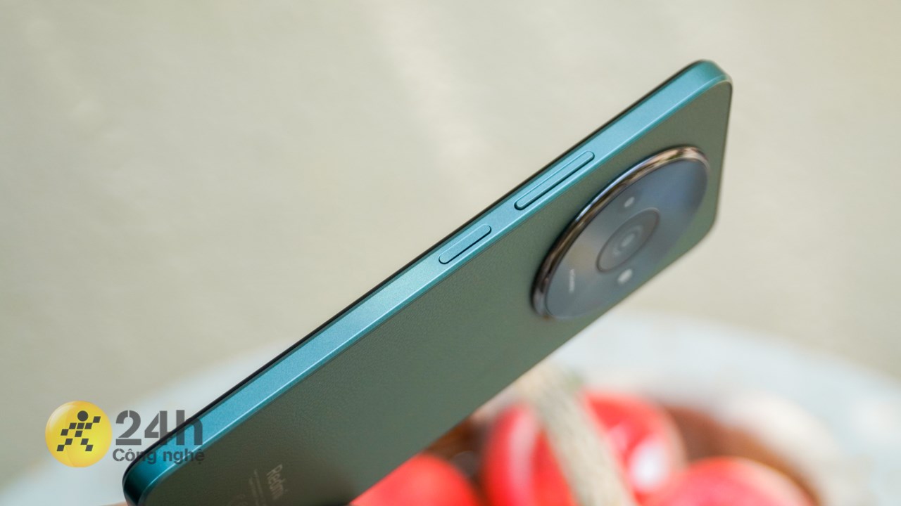Cạnh phải của Redmi A3 được trang bị nút nguồn và cụm phím tăng giảm âm lượng. Cạnh phải của Redmi A3 được trang bị nút nguồn và cụm phím tăng giảm âm lượng.
