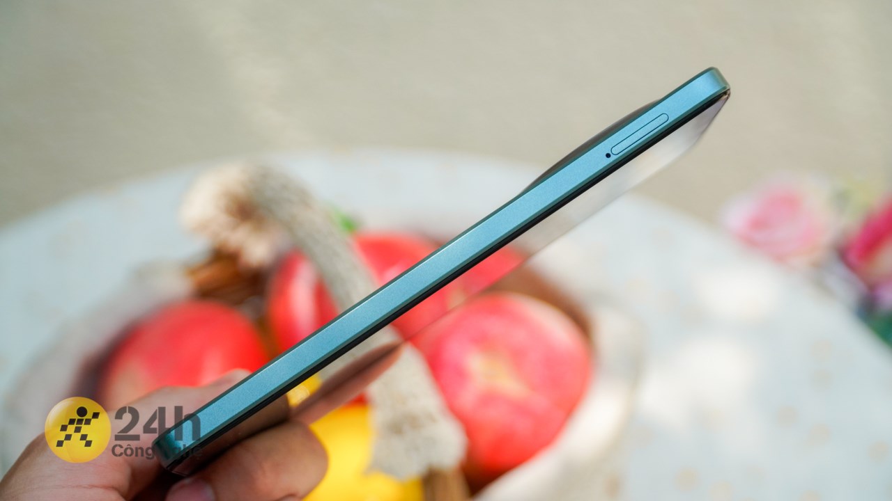 Cạnh trái của Redmi A3 được trang bị khe cắm SIM. Cạnh trái của Redmi A3 được trang bị khe cắm SIM.