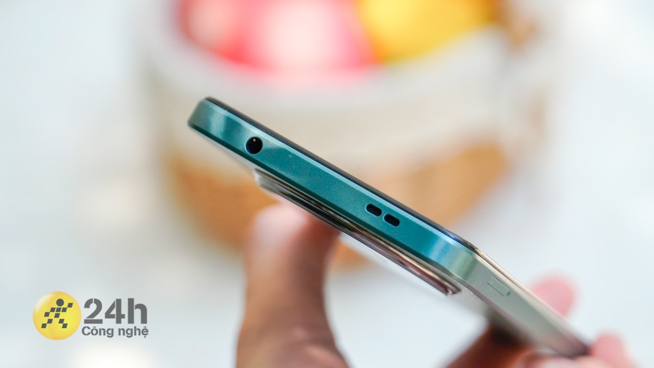 Cạnh trên Redmi A3 chứa dải loa và cổng cắm tai nghe chuẩn 3.5 mm. Cạnh trên Redmi A3 chứa dải loa và cổng cắm tai nghe chuẩn 3.5 mm.