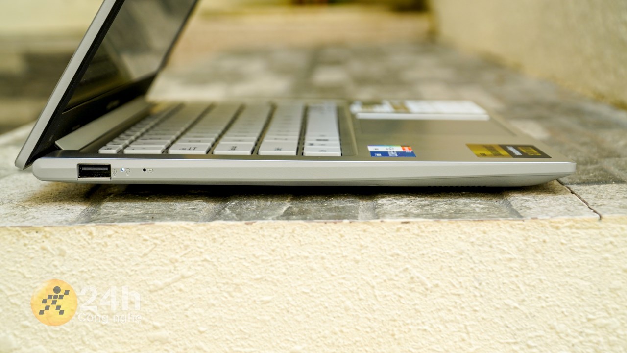 Cạnh trái của ASUS Vivobook X1404ZA bản Intel Core i5 thế hệ 12.