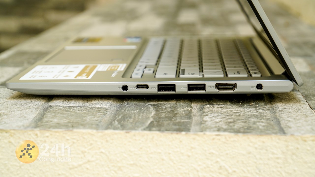 Cạnh phải của ASUS Vivobook X1404ZA bản Intel Core i5 thế hệ 12.