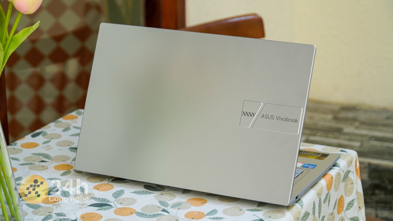 ASUS Vivobook X1404ZA bản Intel Core i5 thế hệ 12 vẫn sở hữu phong cách thiết kế quen thuộc.
