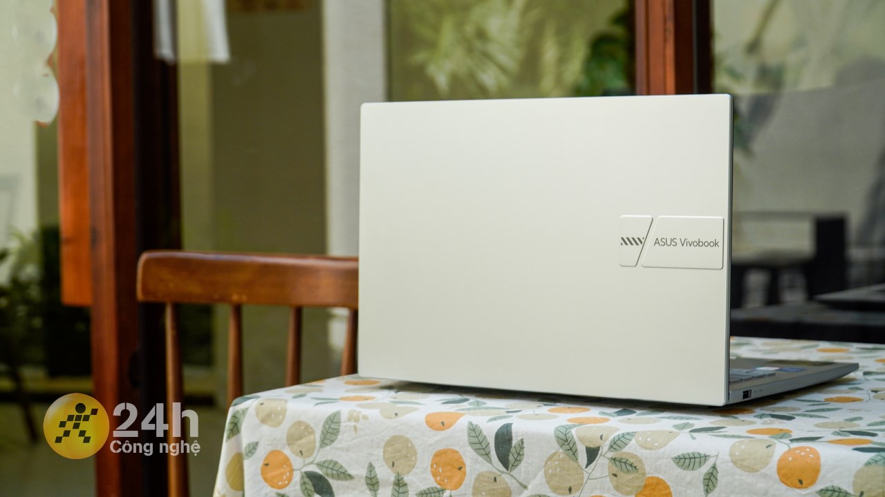 ASUS Vivobook X1404ZA bản Intel Core i5 thế hệ 12 rất dễ dơ và trầy nên mọi người nên bảo quản máy thật kĩ nha!