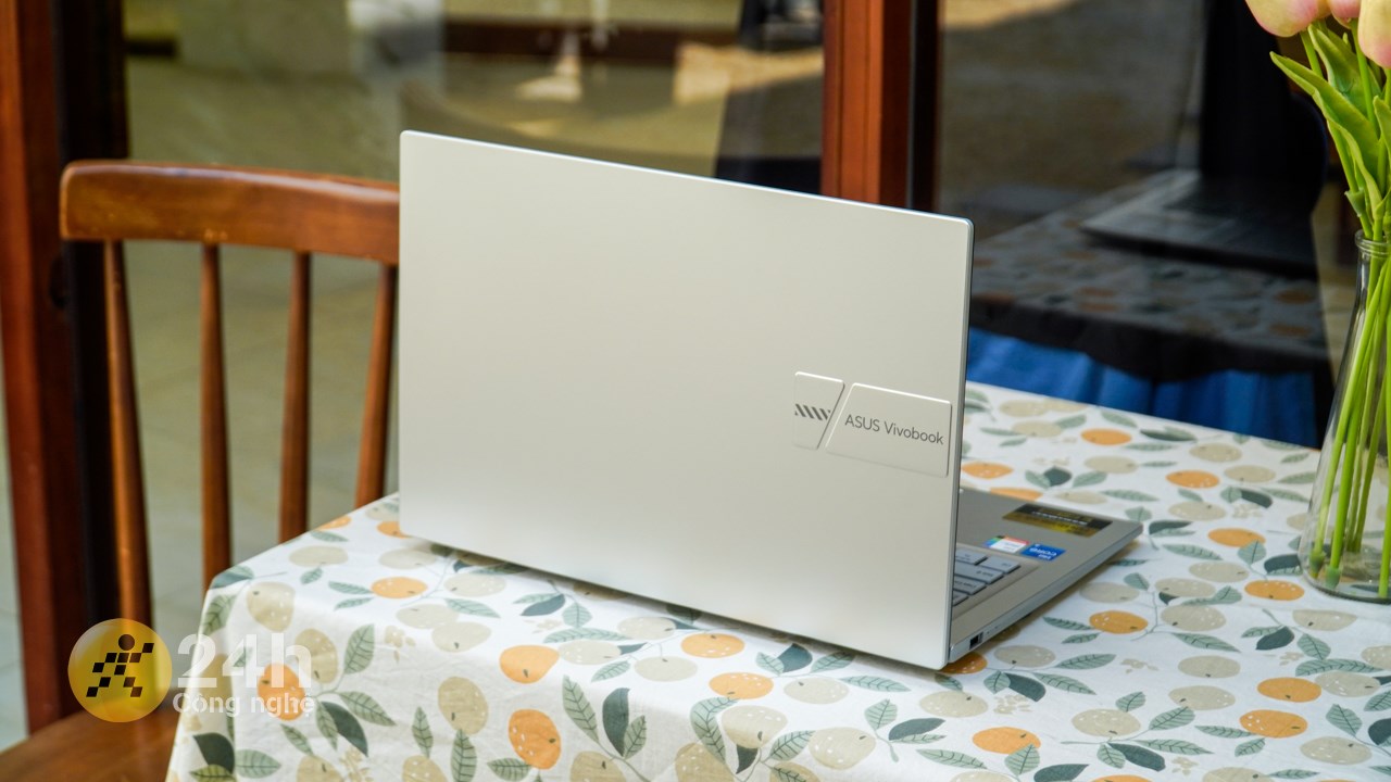 ASUS Vivobook X1404ZA bản Intel Core i5 thế hệ 12 còn có tính linh động cao nhờ kích thước gọn và nhẹ.