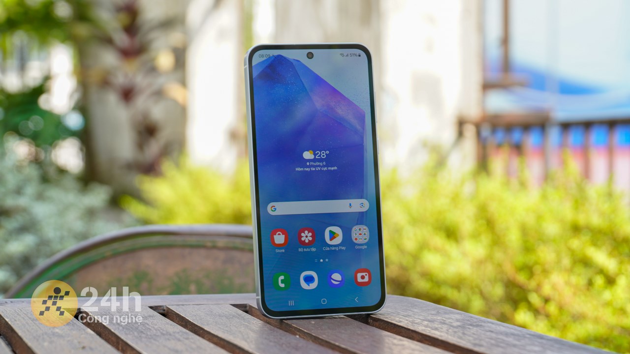 Màn hình Galaxy A55 5G có phần viền màn hình mỏng gọn hơn thế hệ trước - Galaxy A54 5G. Màn hình Galaxy A55 5G có phần viền màn hình mỏng gọn hơn thế hệ trước - Galaxy A54 5G.