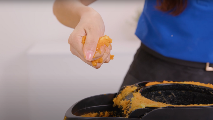 Phần bã trái cây sau khi ép bằng máy Crystal GS-333 vẫn còn độ ẩm