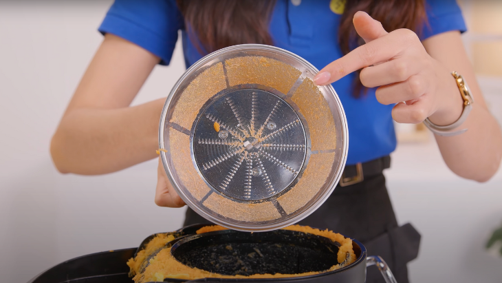 Dùng bàn chải nhỏ để cọ rửa sạch sẽ phần lưới lọc của máy ép