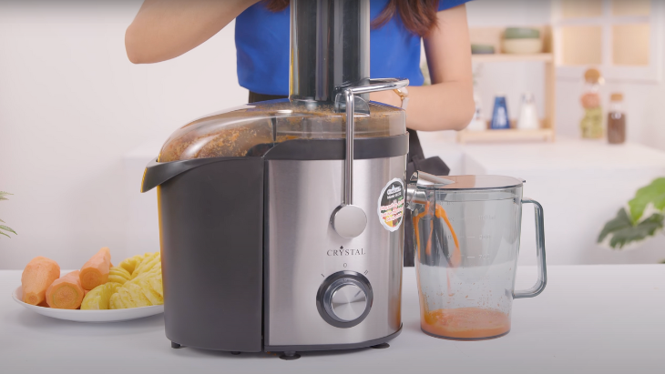 Máy ép trái cây Crystal GS-333 vận hành với công suất mạnh mẽ 800W