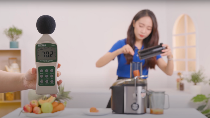 Kiểm tra độ ồn của máy ép trái cây Crystal GS-333 khi đang vận hành