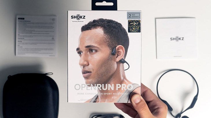 Đập hộp Tai nghe Shokz OPENRUN PRO đi kèm túi đựng và dây sạc