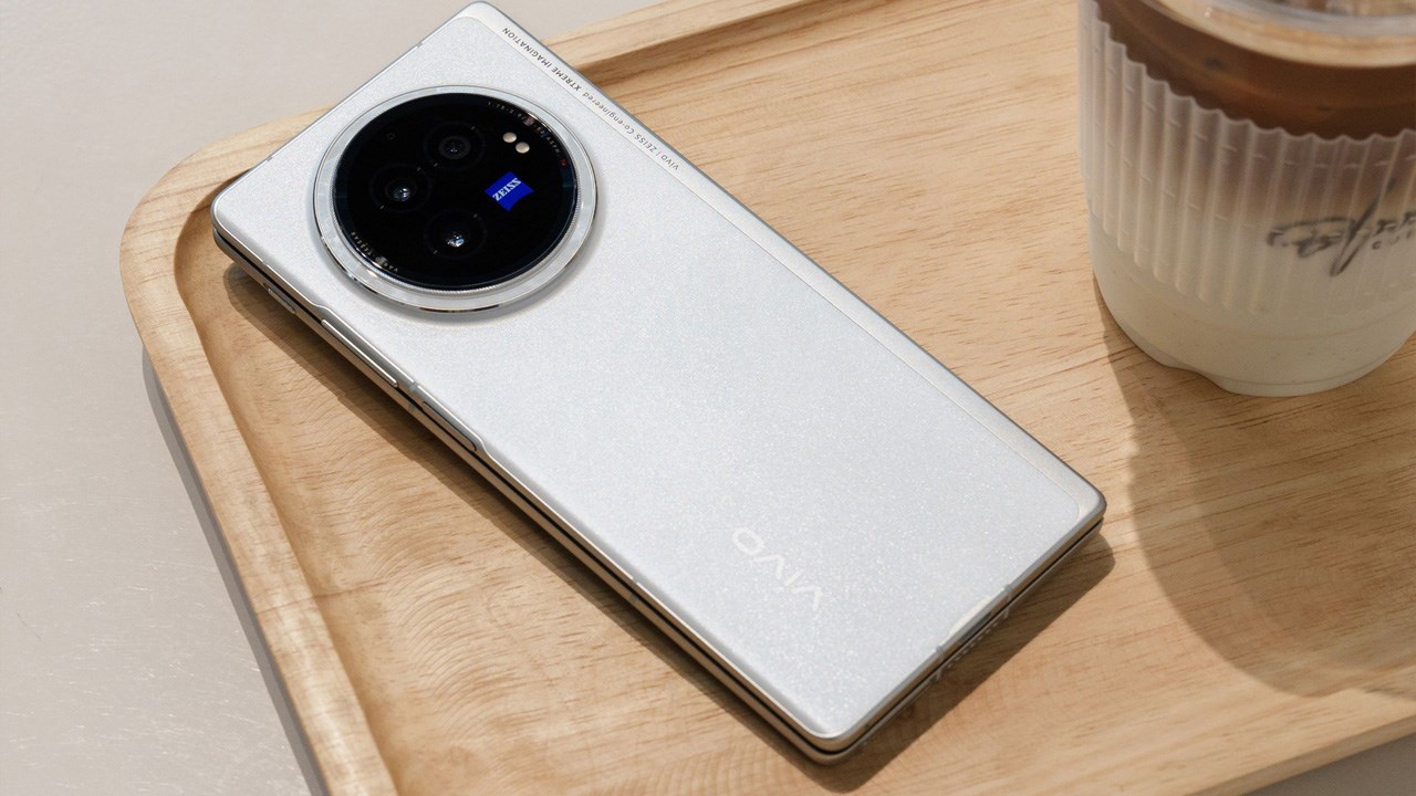 Vivo X Fold3 sở hữu những đường cong đầy sang trọng ở các góc, cạnh Vivo X Fold3 sở hữu những đường cong đầy sang trọng ở các góc, cạnh