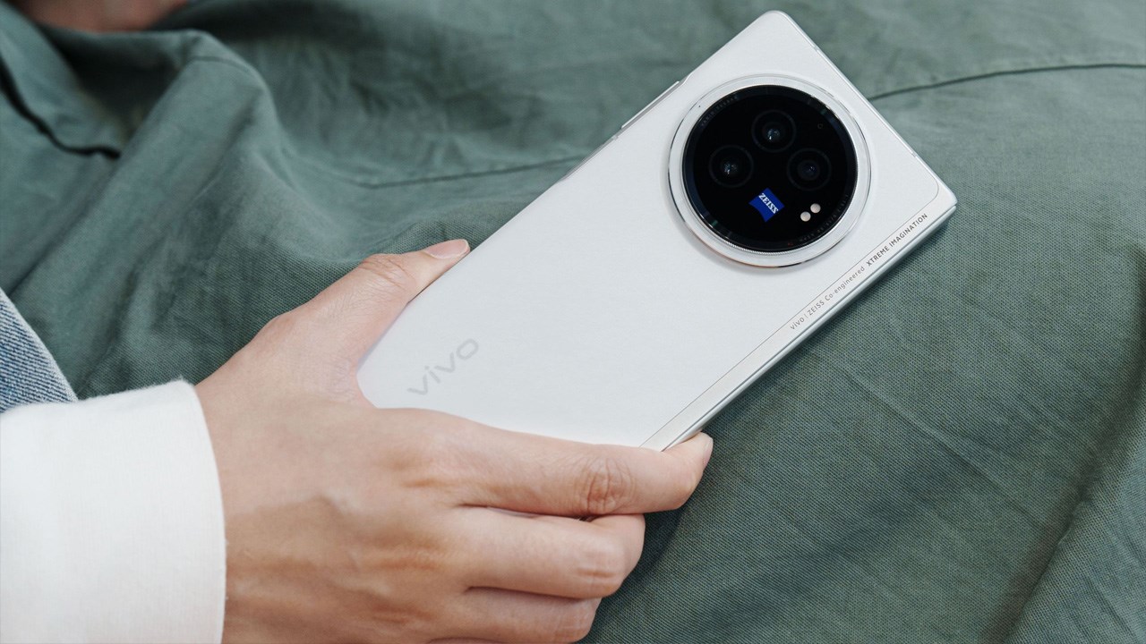 Mặt lưng của Vivo X Fold3 nổi bật với cụm camera to tròn