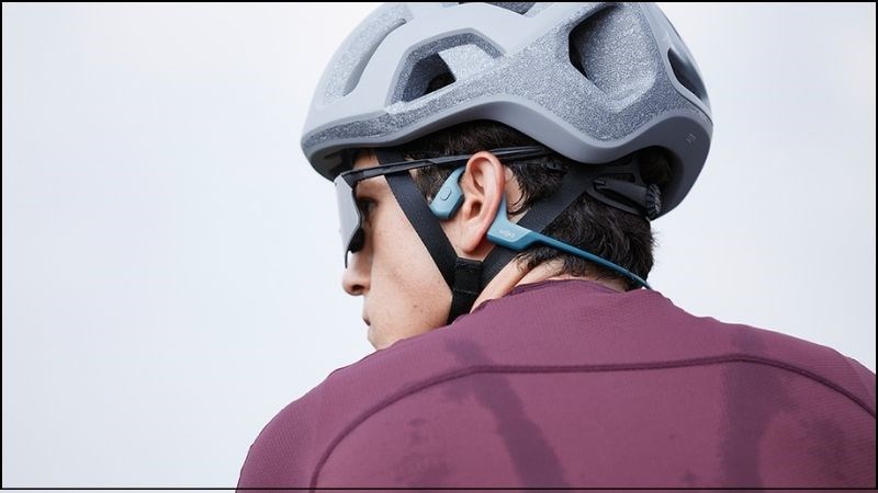 Shokz OPENRUN PRO S810 cố định sát vào tai của người dùng Shokz OPENRUN PRO S810 cố định sát vào tai của người dùng