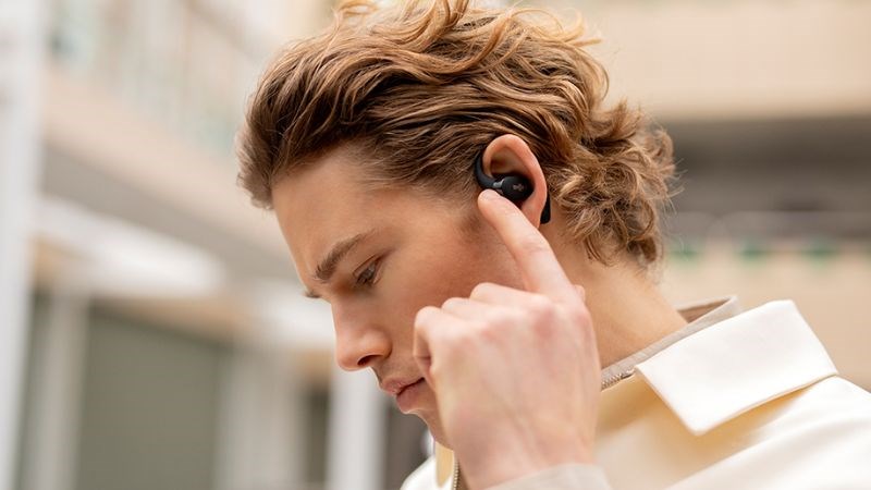 Shokz OPENFIT T910 có thiết kế bao quanh vòng tai của người dùng Shokz OPENFIT T910 có thiết kế bao quanh vòng tai của người dùng