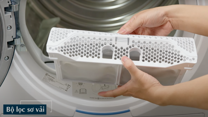 Máy sấy bơm nhiệt Electrolux UltimateCare 9 kg EDH903R9WB - Bộ lọc xơ vải