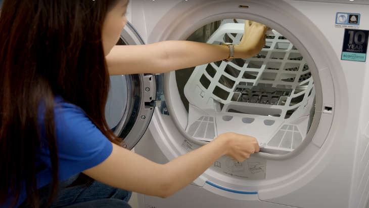 Máy sấy bơm nhiệt Electrolux UltimateCare 9 kg EDH903R9WB - Thao tác lắp