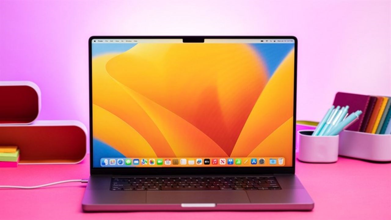 MacBook Pro 16 inch 2023 được trang bị màn hình Liquid Retina XDR với kích thước 16.2 inch. Nguồn The Verge.