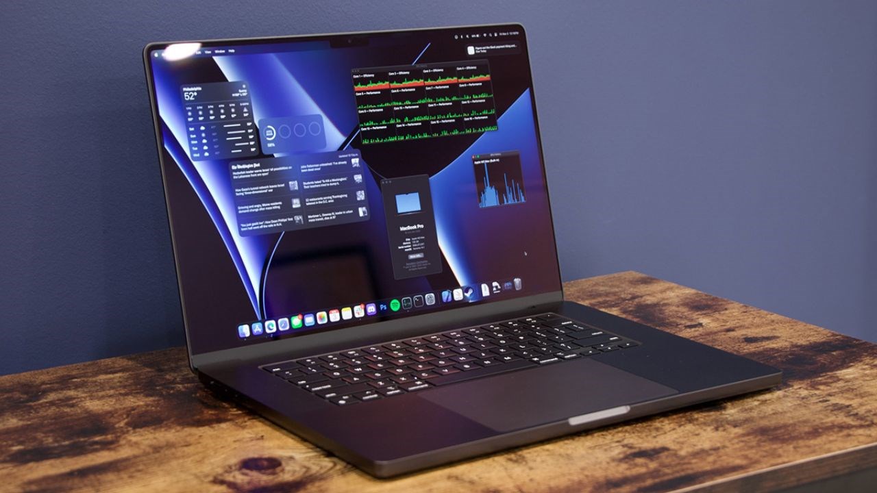 Màn hình Liquid Retina XDR MacBook Pro 16 inch M3 Pro 2023 cung cấp góc hiển thị khá rộng rãi. Nguồn CNET.