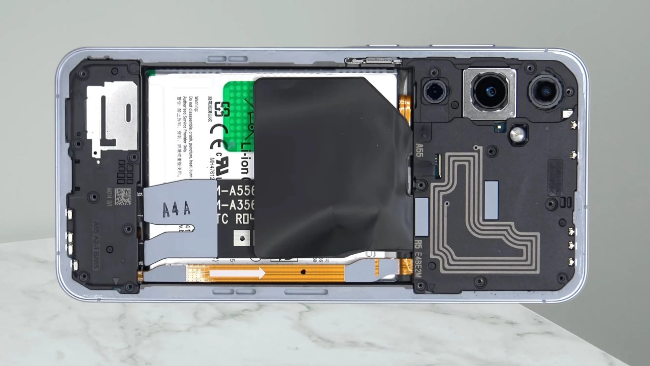 Ấn tượng với thiết kế bên trong của Galaxy A55 5G: Bền bỉ và dễ dàng thay thế