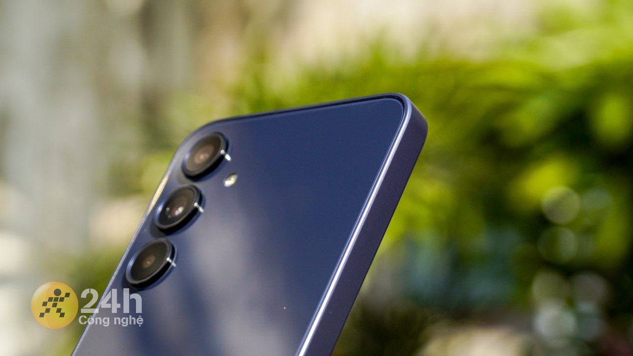 Mình cũng dành lời khen cho Samsung khi hãng đã gia công tương đối tốt ở phần khung viền Galaxy A35 5G để mang lại cho người dùng trải nghiệm cầm nắm dễ chịu.