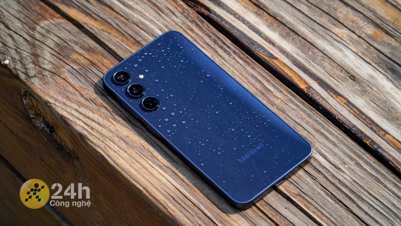 Galaxy A35 5G vẫn giữ lại ưu điểm kháng nước, bụi chuẩn IP67 ở thế hệ trước.