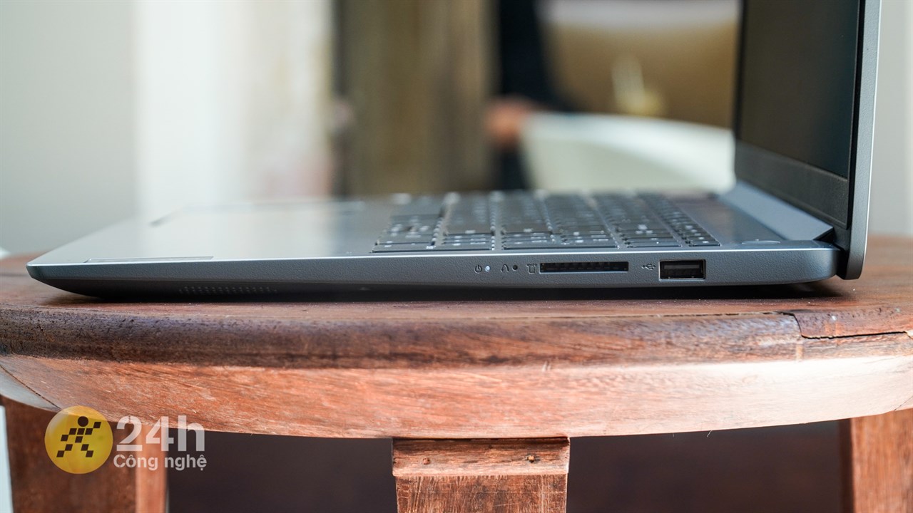 Cạnh phải của Lenovo Ideapad 1 15ALC7