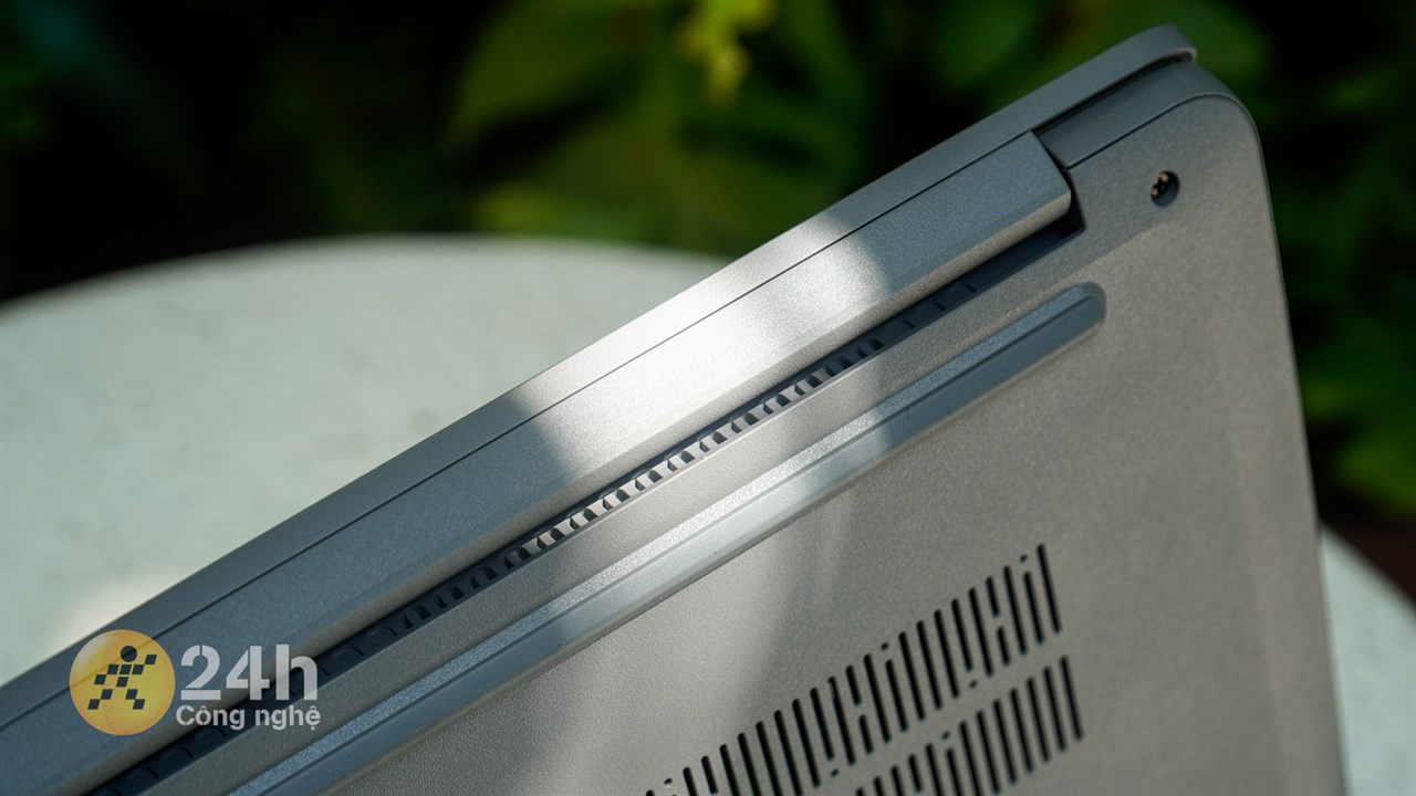 Bản lề của Lenovo Ideapad 1 15ALC7 được hoàn thiện chắc chắn và có thể mở rộng linh hoạt