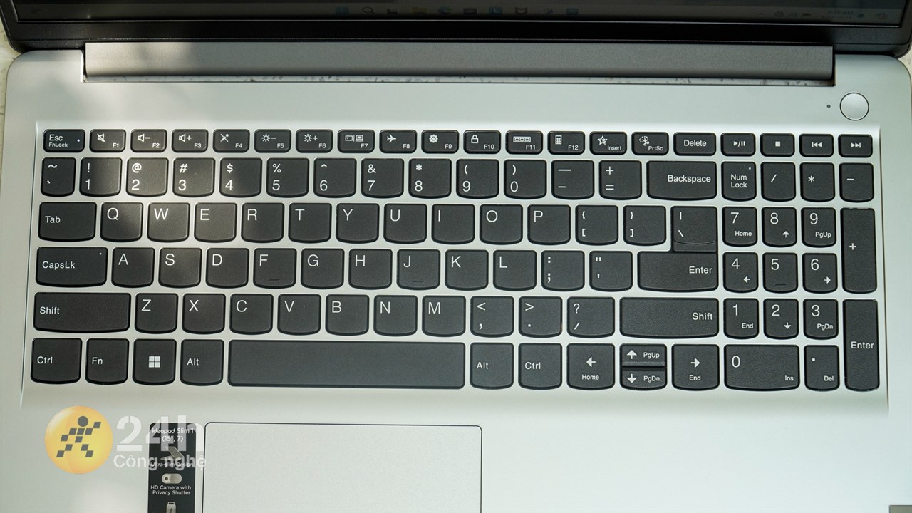Lenovo IdeaPad 1 15ALC7 được trang bị bàn phím full size rộng rãi.