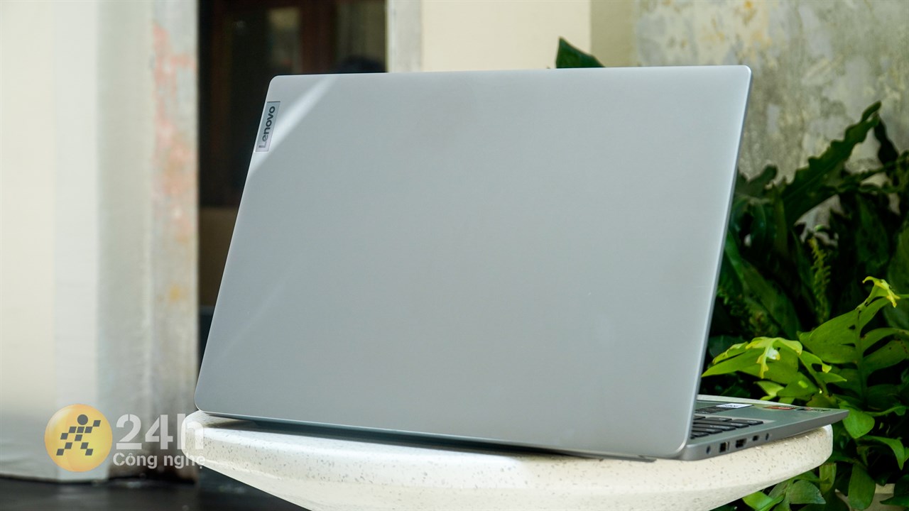 Toàn bộ phần vỏ của Lenovo Ideapad 1 15ALC7 được hoàn thiện từ chất liệu nhựa.
