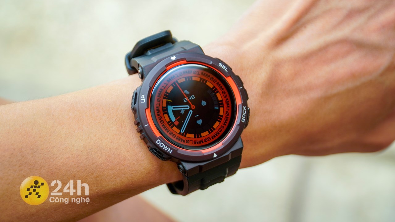 Amazfit Active Egde được trang bị màn hình lớn cùng chất lượng hiển thị tốt trong nhiều điều kiện ánh sáng khác nhau.