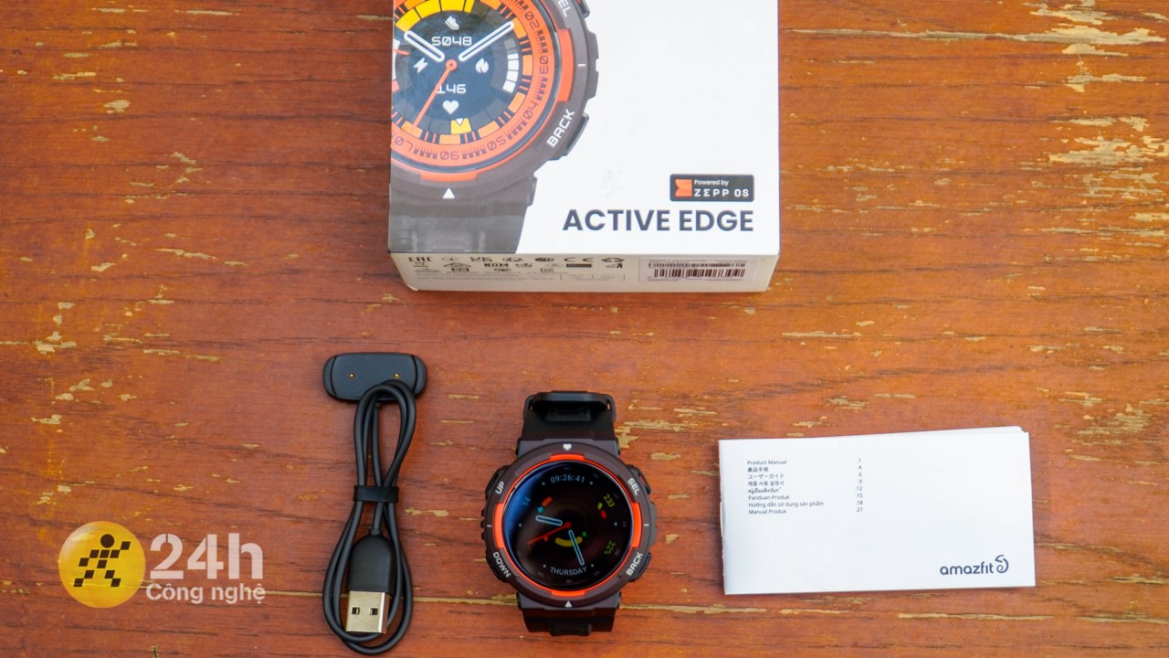 Amazfit Active Egde được trang bị đầy đủ phụ kiện cần thiết.