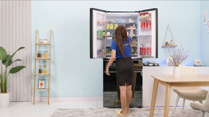 Chiều cao tủ lạnh hợp lý Người dùng dễ dàng thao tác với ngăn trên cùng của tủ lạnh